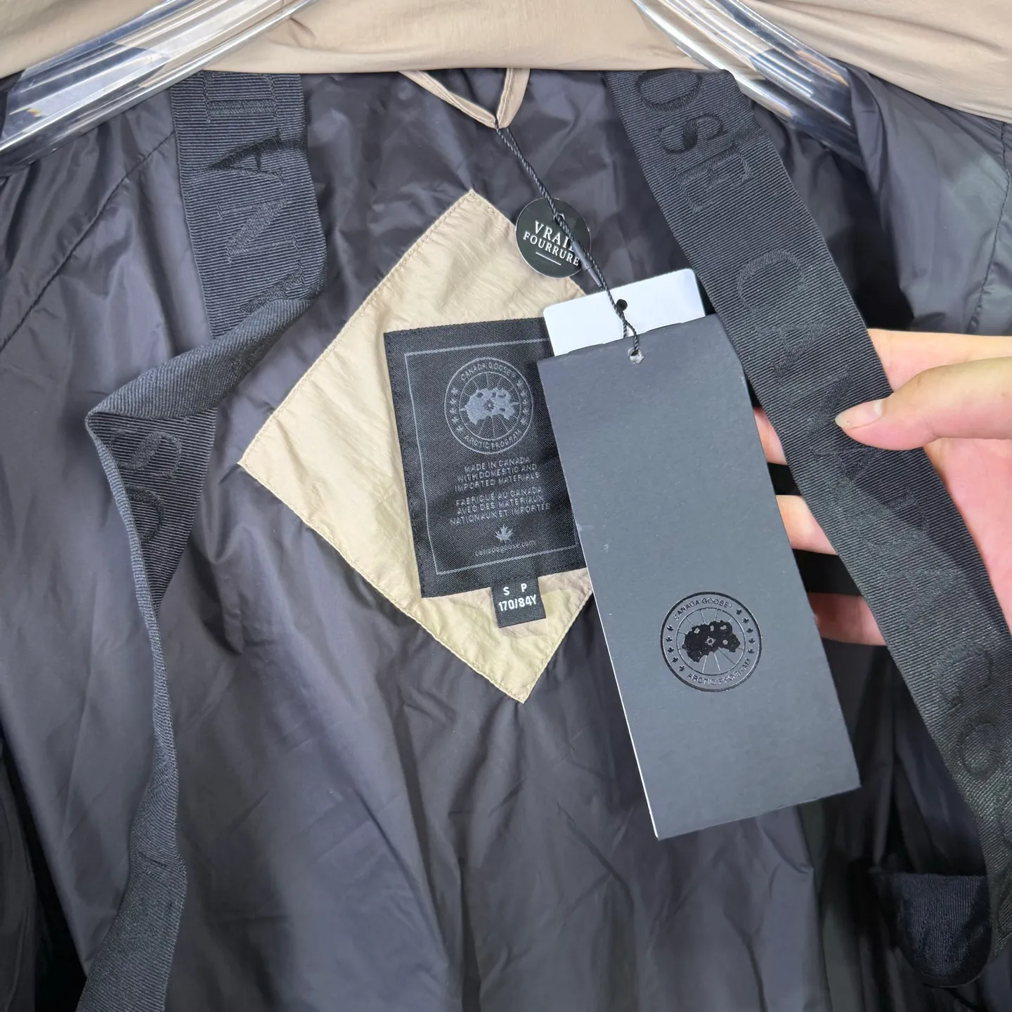 P880 High-end quality 𝗖𝗔𝗡𝗔𝗗𝗔 𝗚𝗢𝗢𝗦𝗘｜Canada Goose 𝗝𝘂𝗻𝗰𝘁𝗶𝗼𝗻Capsule Short Down Jacket/Ouyang Nana Generation 𝗦𝗶𝘇𝗲: 𝗫𝗦 𝗦 𝗠 𝗟 𝗫𝗟 𝗫𝗫𝗟 Product color: black, pure white, off-white, cherry blossom pink, green, brown, Coding: 𝟬𝟬𝟬𝟲𝟭𝟬𝗖
